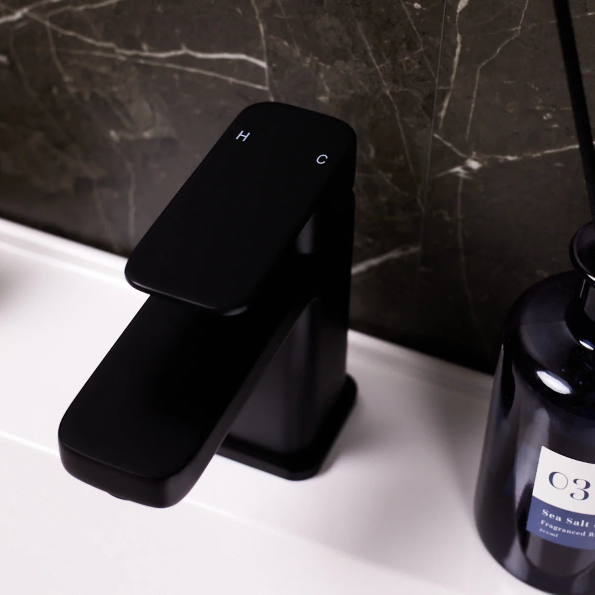 Ellsi Lanza tap lever showing smooth single-handle control